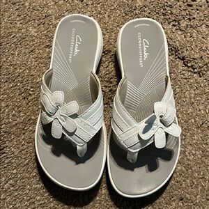 Clarks White and Gray Sandals with Flower Embellishments size 7 like new